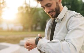 Jaki smartwatch wybrać? Wskaz&oacute;wki i porady